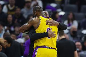 总决赛曾遭马刺横扫！詹姆斯和迈克·布朗都在马刺身上夺冠复仇