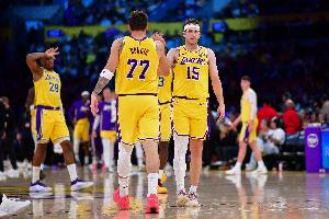 媒体人：围绕东契奇和里夫斯防守稀松的后场双核建队恐怕很难夺冠