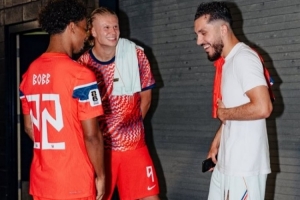 关系不错！谢尔基、哈兰德、奥斯卡·鲍勃赛后聊天，满面笑容