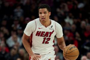 三次大伤斯波仍爱！美记：热火将德鲁·史密斯260万薪水转全保障