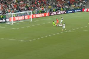 荷兰1-0领先！加克波打破僵局，进球后跪地落泪告慰流产的儿子