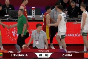 解说：要让年轻球员学会在比赛中去思考 在场上才能应对各种局面