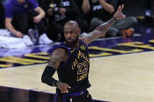 绝对的焦点！湖记：自由市场开启3个多小时 ESPN都在聊詹姆斯