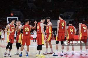 媒体人：中国男篮的压力很大 他们想赢怕输的心态贯穿全场
