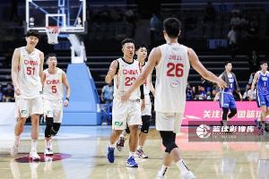 记者:男篮靠挡拆发动创造空间奠定优势 仍存空间闭塞低位强攻问题2