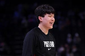杨瀚森：这两天做了很多的检查 吃了一些恢复的补剂 睡了很长时间