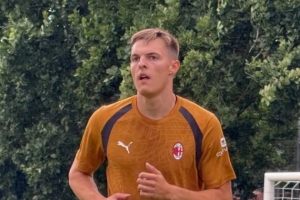 米兰新闻网：科斯蒂奇和科莫托在米兰首训表现出色，前者梅开二度